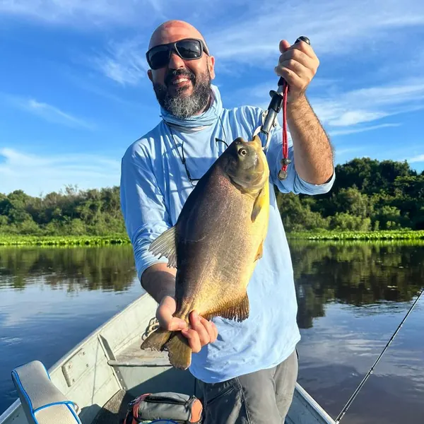 Pescaria em rio com um belo peixe esportivo